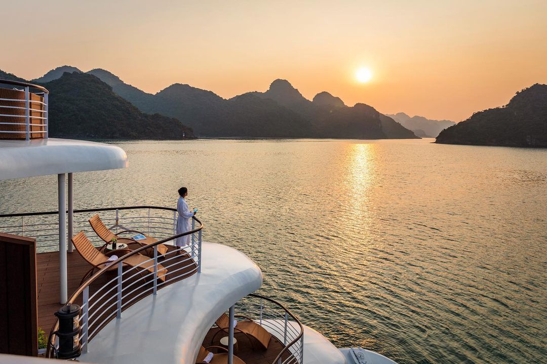 啟程下龍灣 ｜ 登上郵輪 探索海上奇景：龍洞｜海上夕陽｜遊輪晚