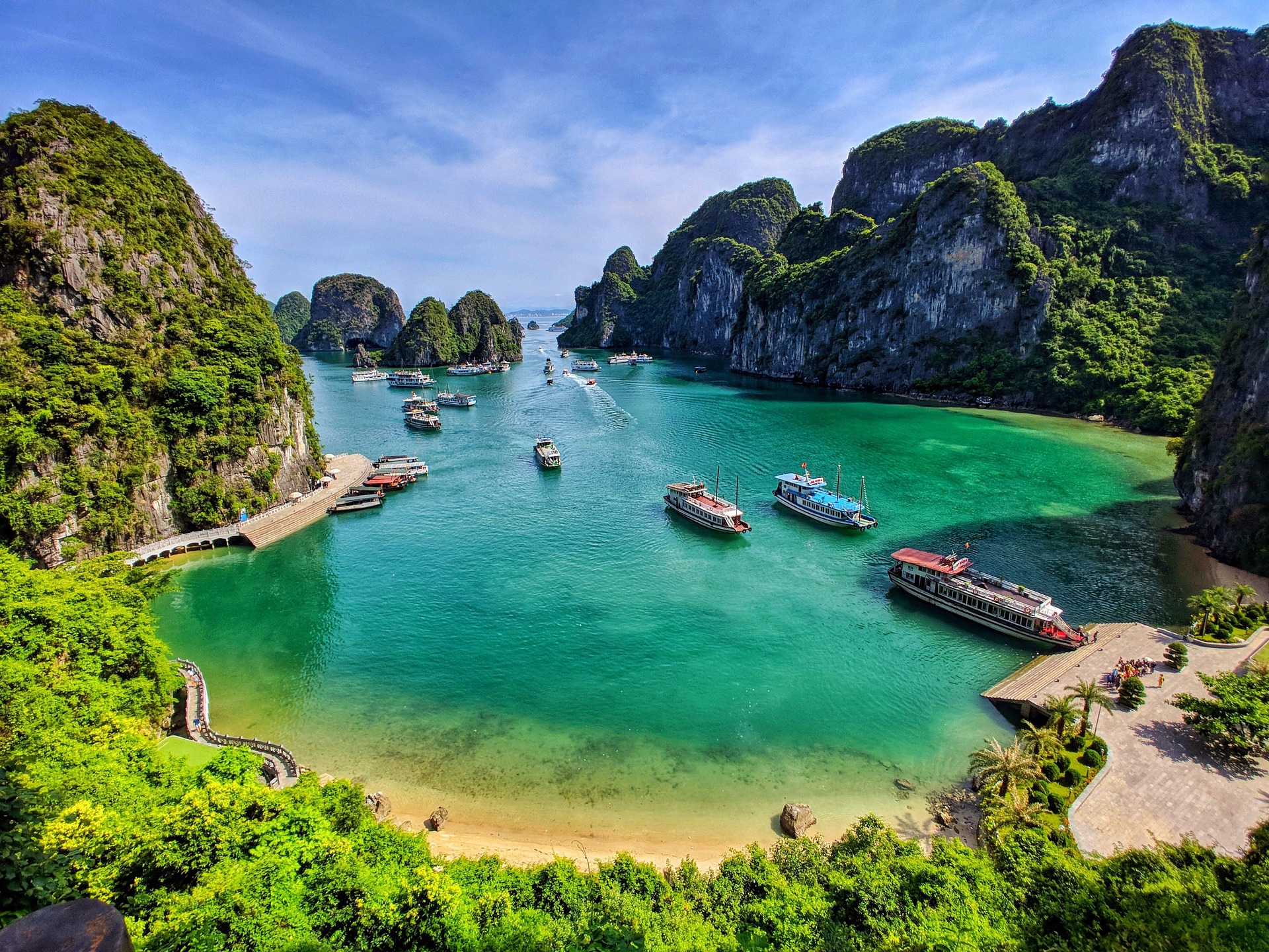 啟程下龍灣 ｜ 登上郵輪 探索海上奇景：龍洞 · 海上夕陽 · 遊輪晚宴  🌊 豪華郵輪 × 浪漫夕陽 × 頂級鮮味饗宴