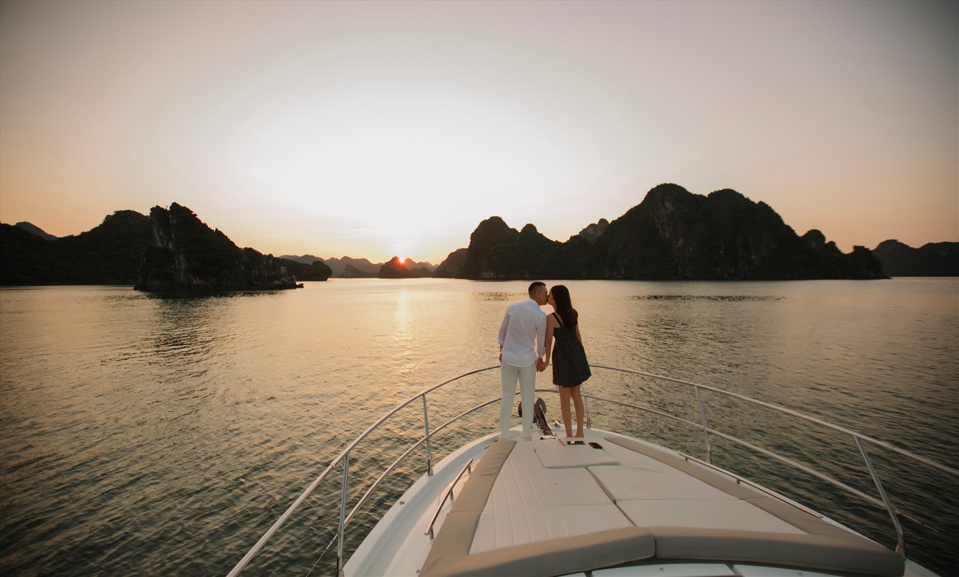 啟程下龍灣 ｜ 登上郵輪 探索海上奇景：龍洞｜海上夕陽｜遊輪晚