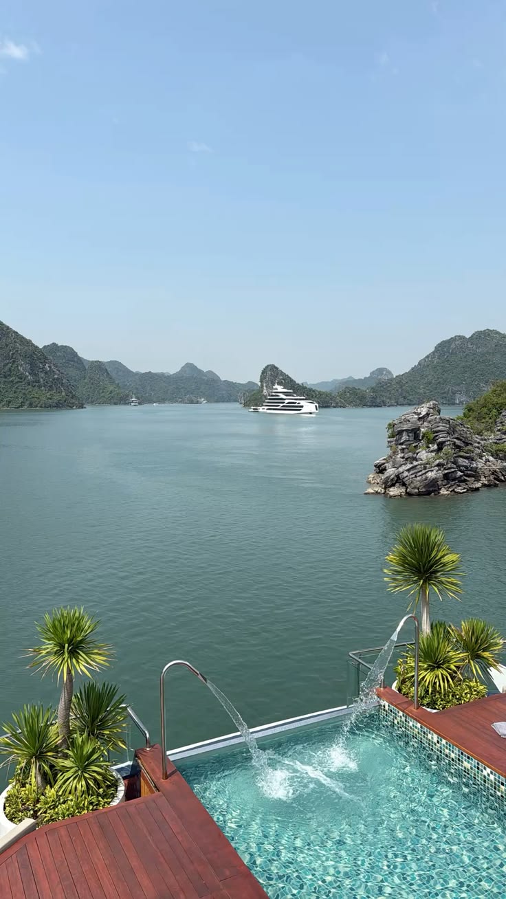 啟程下龍灣 ｜ 登上郵輪 探索海上奇景：龍洞｜海上夕陽｜遊輪晚