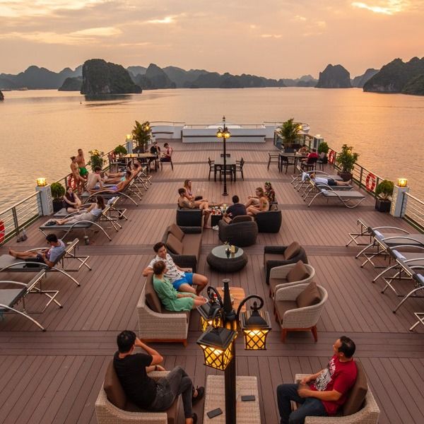 啟程下龍灣 ｜ 登上郵輪 探索海上奇景：龍洞｜海上夕陽｜遊輪晚